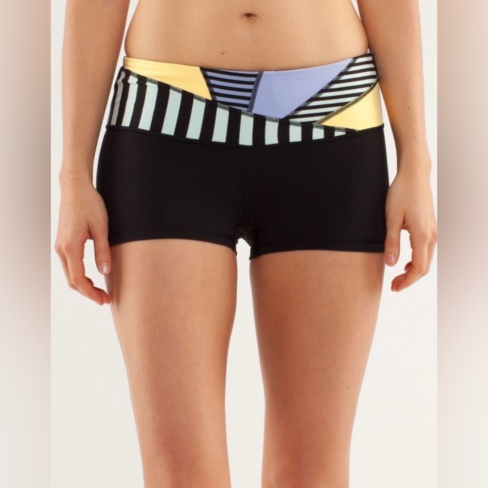 2013 Lululemon Boogie Short Reversible Black Quilting Winter Rare Yoga Size 12